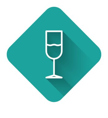 Beyaz çizgili, uzun gölgeli cam ikon. Şarap kadehi ikonu. Kadeh işareti. Cam levhası. Yeşil kare düğmesi. Vektör İllüstrasyonu