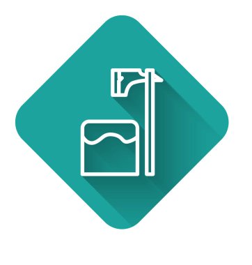 Beyaz çizgi cellat baltası ağaç bloğu simgesinde uzun gölgeli izole edilmiş. Cellat, işkenceci, cellat, işkenceci, kasap, cellat. Yeşil kare düğmesi. Vektör İllüstrasyonu