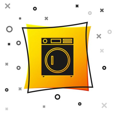 Siyah çamaşır makinesi simgesi beyaz arkaplanda izole edilmiş. Çamaşır makinesi simgesi. Çamaşır makinesi, çamaşır makinesi. Ev aletleri sembolü. Sarı kare düğme. Vektör İllüstrasyonu