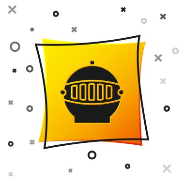 Siyah Ortaçağ demir miğferi, beyaz arka planda izole edilmiş kafa koruma ikonu. Sarı kare düğme. Vektör İllüstrasyonu