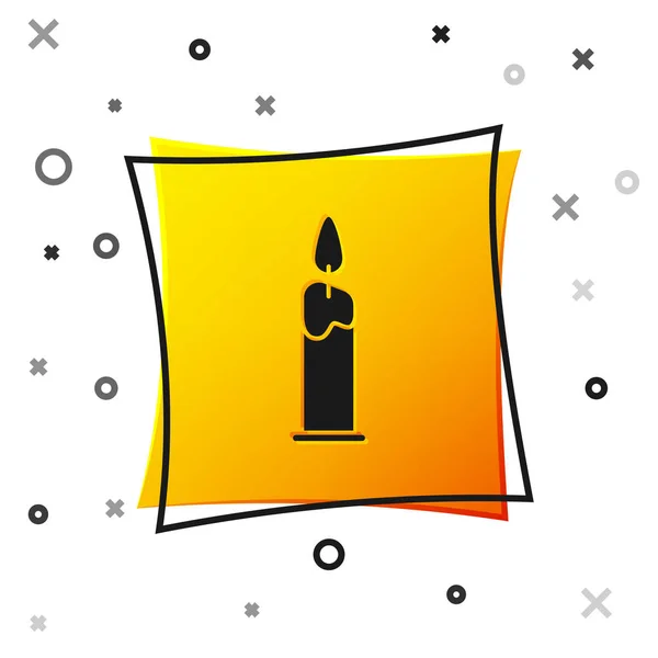 Černá hořící svíčka ve svícnu ikona izolované na bílém pozadí. Válcový svícen s hořícím plamenem. Žlutý knoflík. Vektorová ilustrace — Stockový vektor