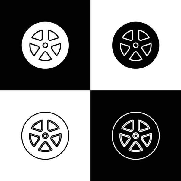 Set Icono de rueda de coche aislado sobre fondo blanco y negro. Ilustración vectorial — Archivo Imágenes Vectoriales