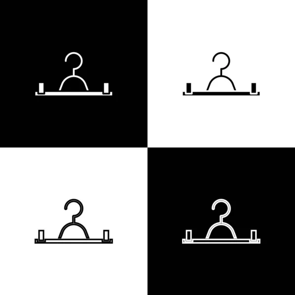 Set Hanger garderobe pictogram geïsoleerd op zwart-wit achtergrond. Cloakroom icoon. Kleding service symbool. Wasserij hangerbord. Vector Illustratie — Stockvector