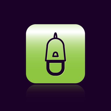 Siyah arka planda izole edilmiş papağan ikonlu siyah çizgi polis şapkası. Polis şapkası işareti. Yeşil kare düğmesi. Vektör İllüstrasyonu