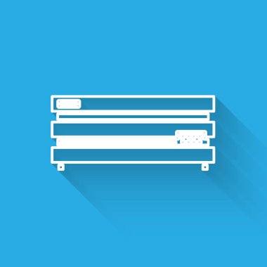 Beyaz çizgi video oyun konsolu simgesi uzun gölgeyle izole edildi. Vektör İllüstrasyonu