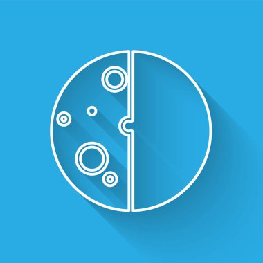 Güneş tutulmasının beyaz çizgi simgesi uzun gölgelerle izole edilmiş. Tam sonar tutulması. Vektör İllüstrasyonu