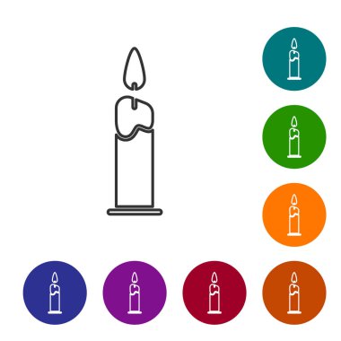 Beyaz arka planda izole edilmiş, şamdan simgesinde yanan gri çizgi. Silindirik mum çubuğu ve yanan ateş. Simgeleri renk daire düğmelerine ayarla. Vektör İllüstrasyonu
