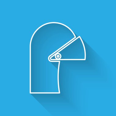 Ortaçağ demir kaskı, uzun gölgeli izole edilmiş kafa koruma ikonu. Vektör İllüstrasyonu