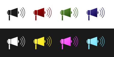 Megafon simgesini siyah beyaz arkaplanda izole et. Yüksek sesle konuşma uyarısı. Ağızlık için megafon, terfi diye bağırıyor. Vektör İllüstrasyonu