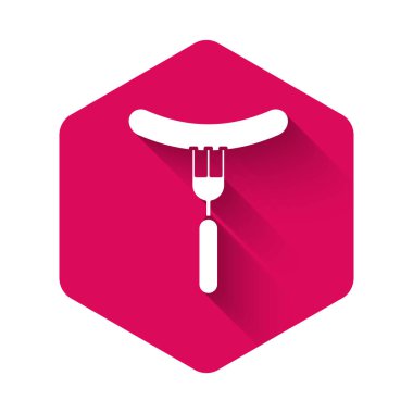 Çatal ikonundaki beyaz sosis uzun gölgeli izole edilmiş. Izgara sosis ve aroma işareti. Pembe altıgen düğmesi. Vektör İllüstrasyonu