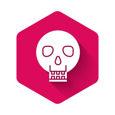 Beyaz Kafatası simgesi uzun gölgelerle izole edilmiş. Mutlu Cadılar Bayramı Partisi. Pembe altıgen düğmesi. Vektör İllüstrasyonu