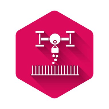 Tohum ekme ikonu için İHA kontrollü White Smart çiftliği uzun gölgeli izole edilmiş. Tarım şirketi için icat teknolojisi. Pembe altıgen düğmesi. Vektör İllüstrasyonu