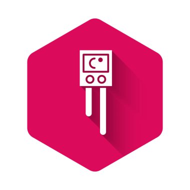 Beyaz sıcaklık ve nem sensörü ikonu uzun gölgeli izole edilmiş. Pembe altıgen düğmesi. Vektör İllüstrasyonu