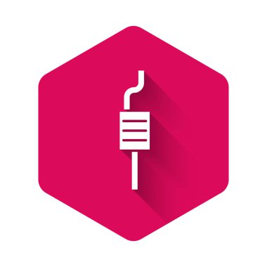 Beyaz Araba susturucusu simgesi uzun gölgeli izole edilmiş. Egzoz borusu. Pembe altıgen düğmesi. Vektör İllüstrasyonu