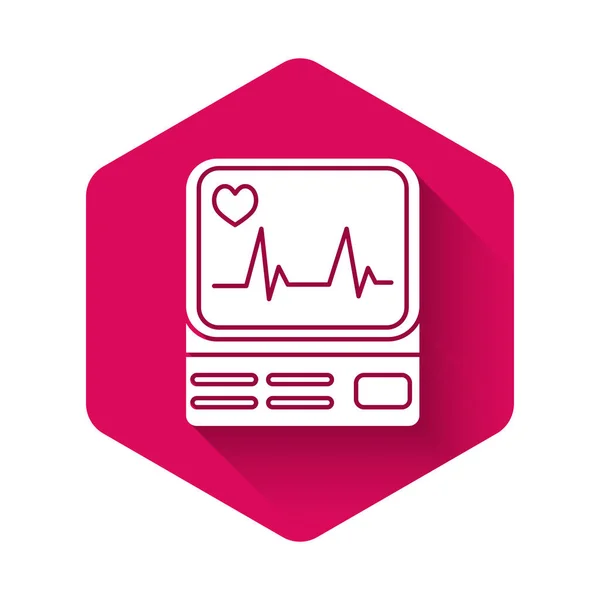 Monitor de computador branco com ícone de cardiograma isolado com sombra longa. Ícone de monitoramento. Monitor de ECG com mão batida cardíaca desenhada. Botão hexágono rosa. Ilustração vetorial — Vetor de Stock