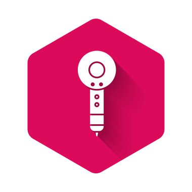 Beyaz saç kurutma ikonu uzun gölgeli izole edilmiş. Saç kurutma makinesi tabelası. Saç kurutma sembolü. Sıcak hava üflüyor. Pembe altıgen düğmesi. Vektör İllüstrasyonu