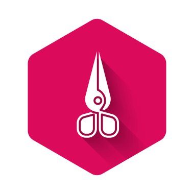 Beyaz Makas simgesi uzun gölgeli izole edilmiş. Alet kesme işareti. Pembe altıgen düğmesi. Vektör İllüstrasyonu