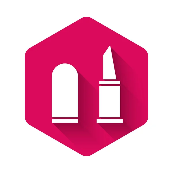Icono de lápiz labial blanco aislado con sombra larga. Botón de hexágono rosa. Ilustración vectorial — Archivo Imágenes Vectoriales