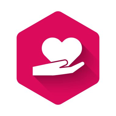 Beyaz Kalp, uzun gölgeyle izole edilmiş bir ikon. El çabukluğu aşk sembolü. Sevgililer Günü sembolü. Pembe altıgen düğmesi. Vektör İllüstrasyonu