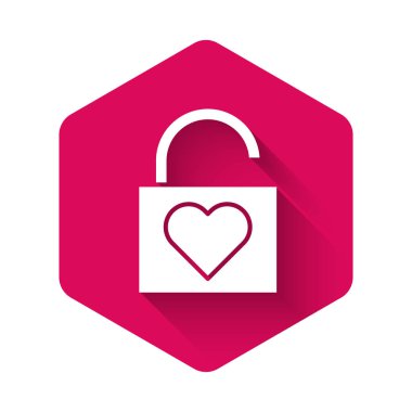 Beyaz kilit ve kalp ikonu uzun gölgelerle izole edilmiş. Kilitli Kalp. Aşk sembolü ve anahtar deliği işareti. Sevgililer Günü sembolü. Pembe altıgen düğmesi. Vektör İllüstrasyonu