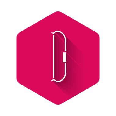 Uzun gölgeli beyaz ortaçağ yayı ikonu. Ortaçağ silahı. Pembe altıgen düğmesi. Vektör İllüstrasyonu