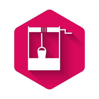 Beyaz Kuyu 'da bir kova ve uzun gölgeli su ikonu var. Pembe altıgen düğmesi. Vektör İllüstrasyonu