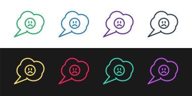 Siyah beyaz arkaplanda hüzünlü bir gülümseme simgesi olan konuşma baloncuğu ayarla. Duygusal yüz ifadesi. Vektör İllüstrasyonu