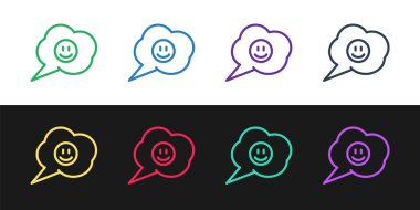 Siyah ve beyaz arkaplanda izole edilmiş gülen yüz simgesiyle konuşma baloncuğu ayarla. Gülümseyen ifade. Mutlu gülümseme sohbet sembolleri. Vektör İllüstrasyonu