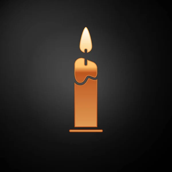 Vela Gold Burning en icono de candelero aislado sobre fondo negro. Vara cilíndrica con llama ardiente. Ilustración vectorial — Archivo Imágenes Vectoriales