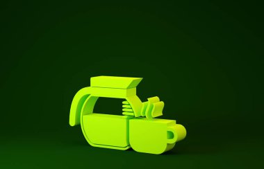 Yeşil arka planda izole edilmiş fincan ikonlu sarı kahve demliği. Minimalizm kavramı. 3d illüstrasyon 3d canlandırma