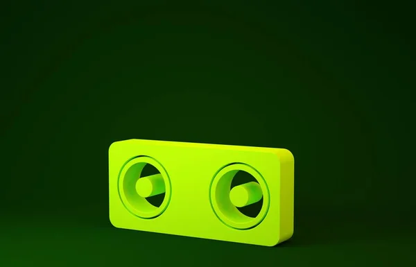 Icono de altavoz estéreo amarillo aislado sobre fondo verde. Altavoces del sistema de sonido. Icono musical. Equipo de altavoz de columna musical bajo. Concepto minimalista. 3D ilustración 3D render — Foto de Stock