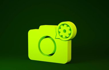 Yeşil arka planda sarı fotoğraf makinesi ve dişli ikonu izole edildi. Uygulama, servis konsepti, ayar seçenekleri, bakım, onarım, onarım. Minimalizm kavramı. 3d illüstrasyon 3d canlandırma