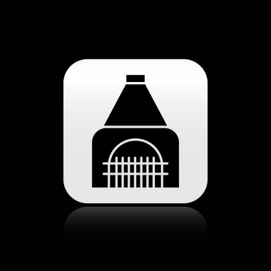 Siyah arka planda izole edilmiş siyah şömine ikonu. Gümüş kare düğme. Vektör İllüstrasyonu