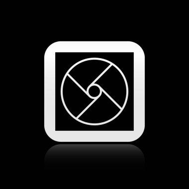 Siyah arkaplanda siyah havalandırma simgesi izole edildi. Gümüş kare düğme. Vektör İllüstrasyonu