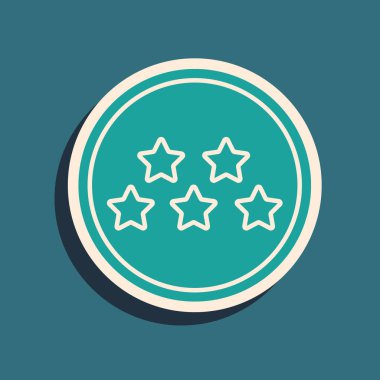 Yeşil 5 yıldızlı ürün değerlendirme simgesi mavi arkaplanda izole edildi. Favori, en iyi derecelendirme, ödül sembolü. Uzun gölge tarzı. Vektör İllüstrasyonu