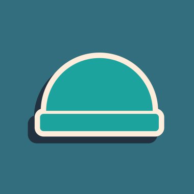 Mavi arkaplanda yeşil fasulye şapka simgesi izole edildi. Uzun gölge tarzı. Vektör İllüstrasyonu