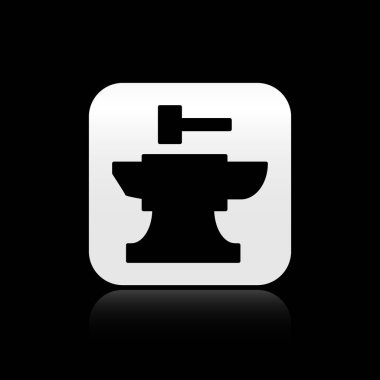 Siyah zemin üzerinde siyah örs ve çekiç simgesi var. Metal dövmesi. Kalpazanlık aleti. Gümüş kare düğme. Vektör İllüstrasyonu