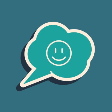 Mavi arka planda gülen yüz simgesi olan yeşil konuşma balonu. Gülümseyen ifade. Mutlu gülümseme sohbet sembolleri. Uzun gölge tarzı. Vektör İllüstrasyonu