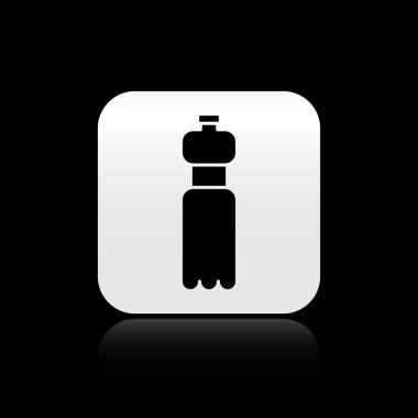 Siyah arka plan üzerinde izole su simgesi siyah Şişe. Soda su içecek işareti. Gümüş kare düğme. Vektör İllüstrasyonu