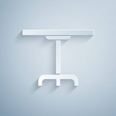 Kağıt kesiği yuvarlak masa simgesi gri arkaplanda izole edilmiş. Kağıt sanatı tarzı. Vektör İllüstrasyonu