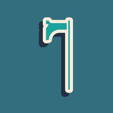 Mavi arka planda yeşil ortaçağ balta simgesi izole edildi. Savaş baltası, cellat baltası. Ortaçağ silahı. Uzun gölge tarzı. Vektör İllüstrasyonu