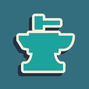 Demircilik için yeşil örs ve mavi arka planda izole edilmiş çekiç simgesi. Metal dövmesi. Kalpazanlık aleti. Uzun gölge tarzı. Vektör İllüstrasyonu