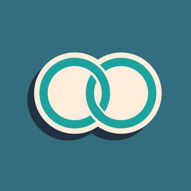 Yeşil alyans ikonu mavi arkaplanda izole edilmiş. Gelin ve damat mücevher tabelası. Evlilik ikonu. Elmas yüzük ikonu. Uzun gölge tarzı. Vektör İllüstrasyonu