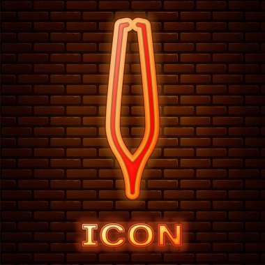 Parlayan neon kaşlı cımbız ikonu tuğla duvar arka planında izole edilmiş. Saçlar için kozmetik cımbız. Vektör İllüstrasyonu