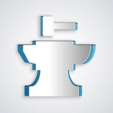 Kağıt, demircilik için Örs 'ü kesti ve gri arkaplanda da çekiç simgesi var. Metal dövmesi. Kalpazanlık aleti. Kağıt sanatı tarzı. Vektör İllüstrasyonu