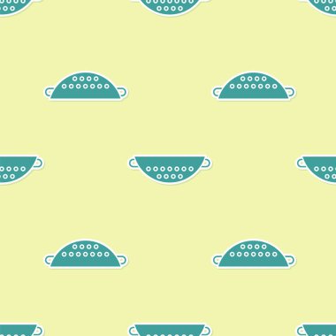 Yeşil Mutfak kevgir simgesi sarı arka plan üzerinde izole dikişsiz desen. Pişirme aleti. Çatal bıçak takımı işareti. Vektör İllüstrasyonu