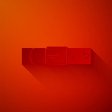 Kırmızı arka planda izole edilmiş düğmeli çelik toka ikonu olan kağıt kesiği deri kemer. Kağıt sanatı tarzı. Vektör İllüstrasyonu