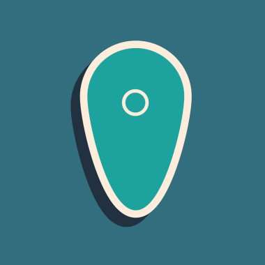 Yeşil Kalkan simgesi mavi arkaplanda izole edildi. Gardiyan. Güvenlik, güvenlik, koruma, gizlilik kavramı. Uzun gölge tarzı. Vektör İllüstrasyonu