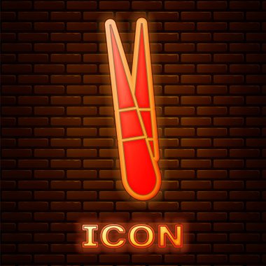 Parlayan neon kaşlı cımbız ikonu tuğla duvar arka planında izole edilmiş. Saçlar için kozmetik cımbız. Vektör İllüstrasyonu