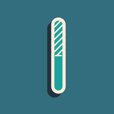 Mavi arkaplanda yeşil tırnak dosya simgesi izole edildi. Manikür aleti. Uzun gölge tarzı. Vektör İllüstrasyonu